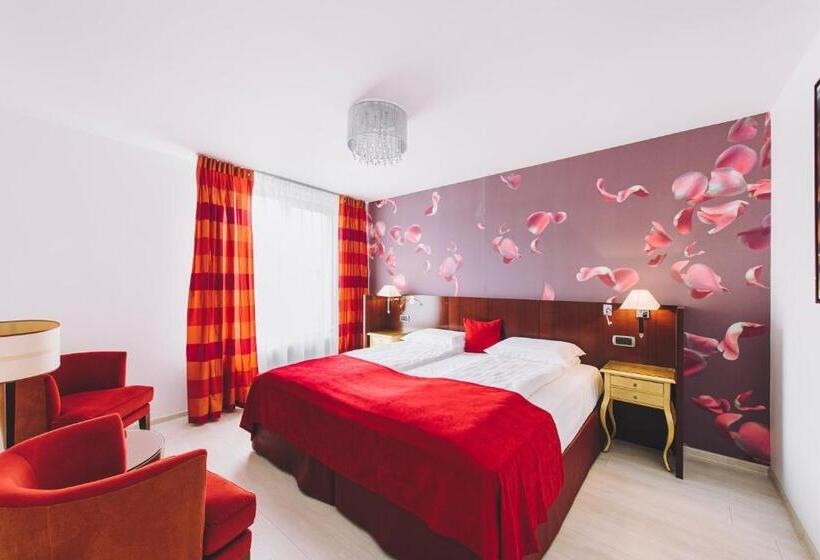 דירת חדר דלוקס, Derby Ah