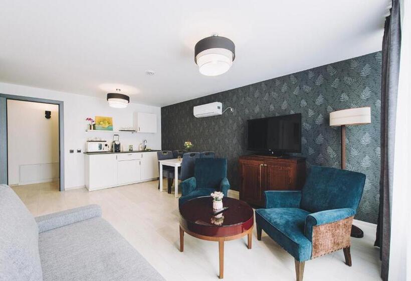 דירת חדר דלוקס, Derby Ah