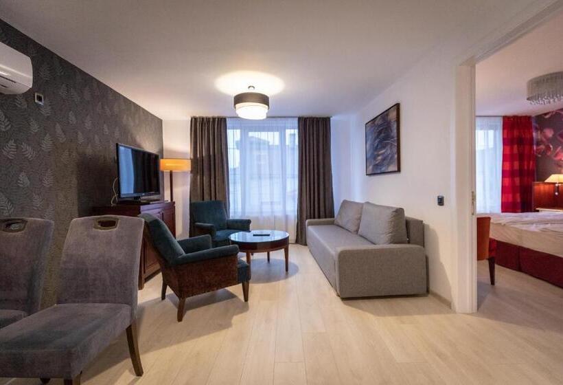 דירת חדר דלוקס, Derby Ah