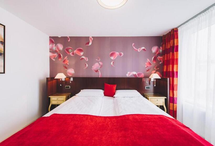 דירת חדר דלוקס, Derby Ah