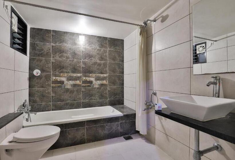 חדר קלאסי לשלושה, Fabexpress Riya Revati Resort