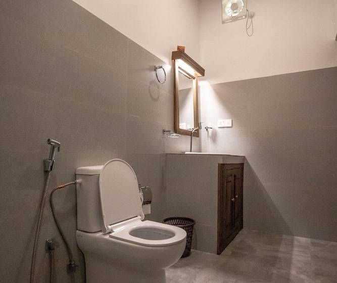 اتاق لوکس, Luaya Beach