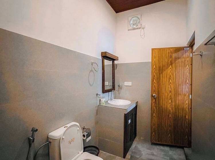 اتاق لوکس, Luaya Beach