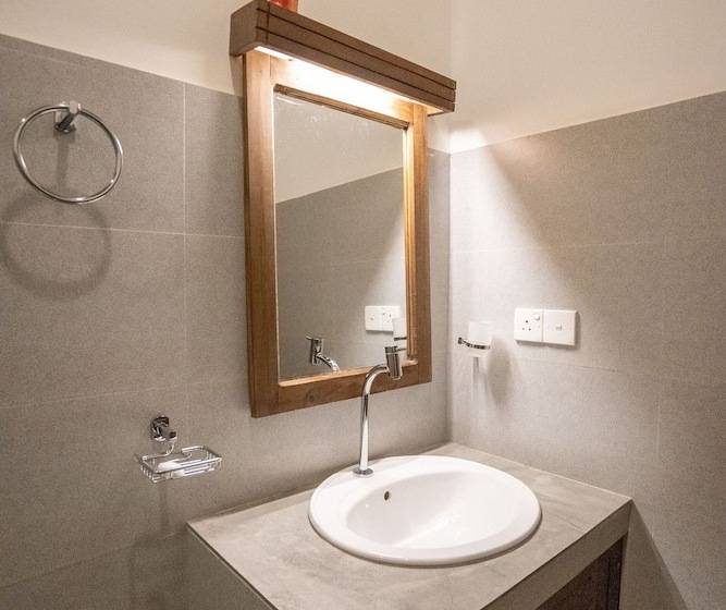 اتاق لوکس, Luaya Beach