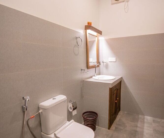 اتاق لوکس, Luaya Beach