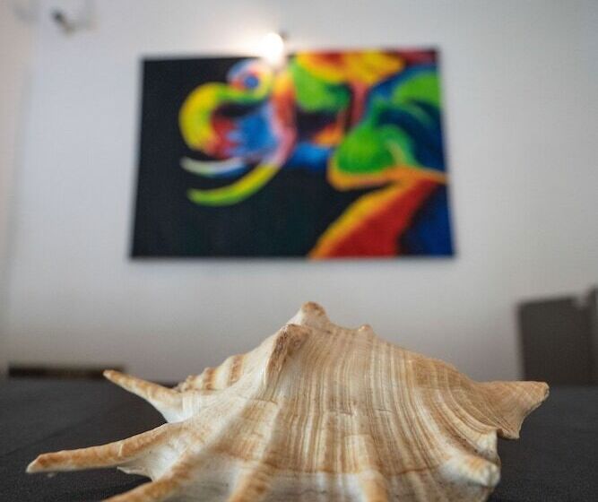 اتاق لوکس, Luaya Beach