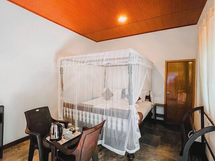 اتاق لوکس, Luaya Beach