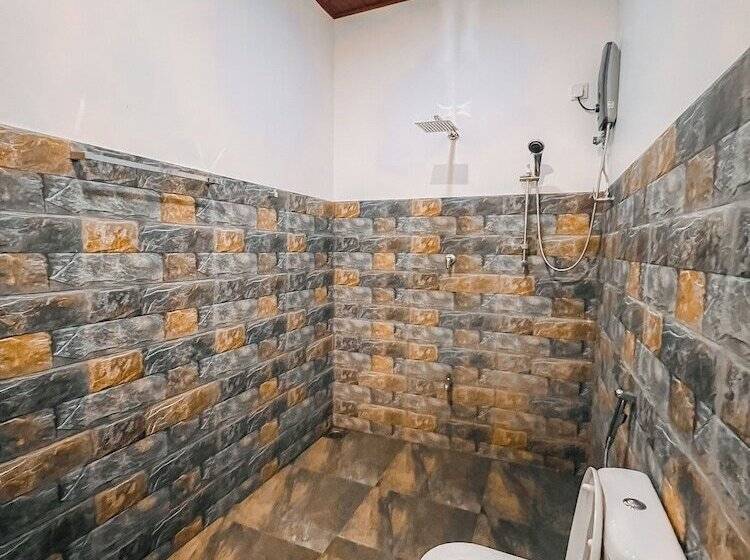 اتاق لوکس با چشم‌انداز باغ, Luaya Beach