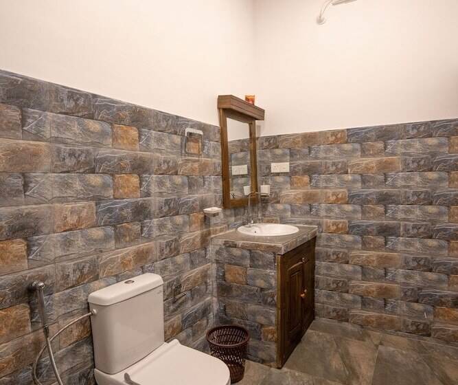 اتاق لوکس با چشم‌انداز باغ, Luaya Beach