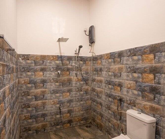 اتاق لوکس با چشم‌انداز باغ, Luaya Beach