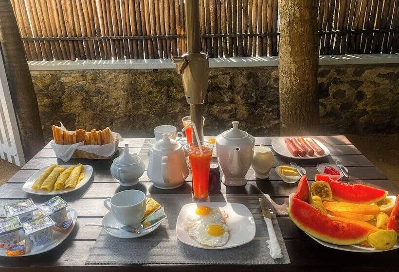 اتاق لوکس با چشم‌انداز باغ, Luaya Beach