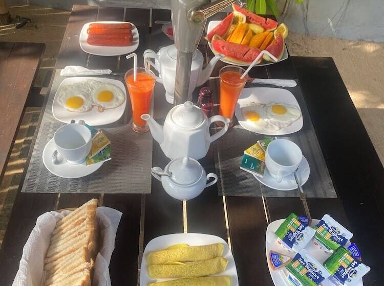 اتاق لوکس با چشم‌انداز باغ, Luaya Beach