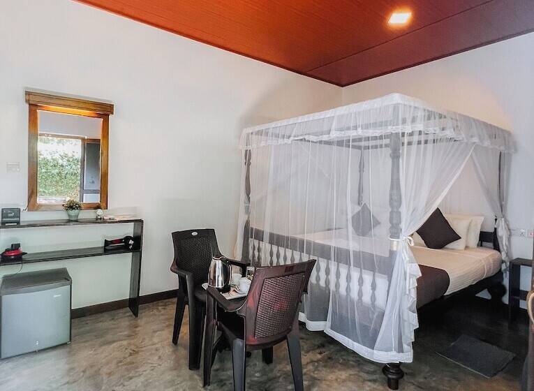 اتاق لوکس با چشم‌انداز باغ, Luaya Beach