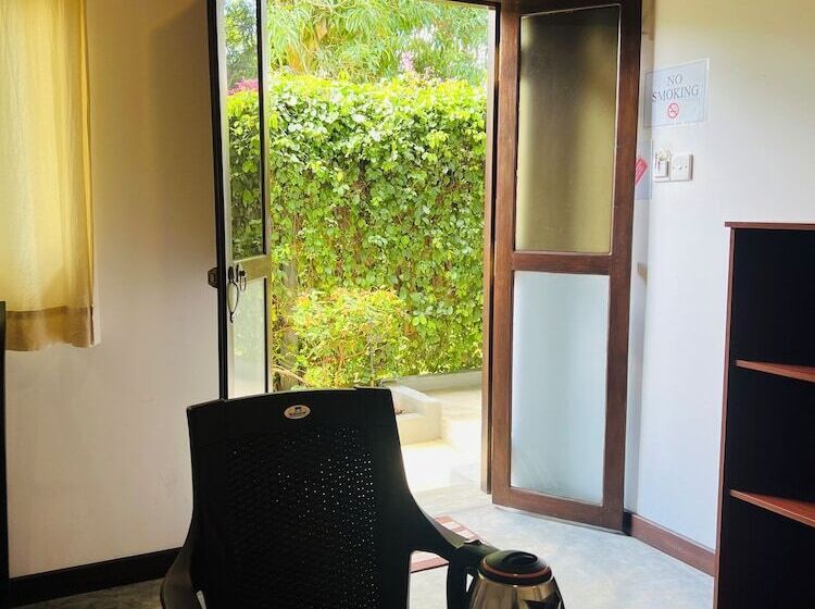 اتاق لوکس, Luaya Beach