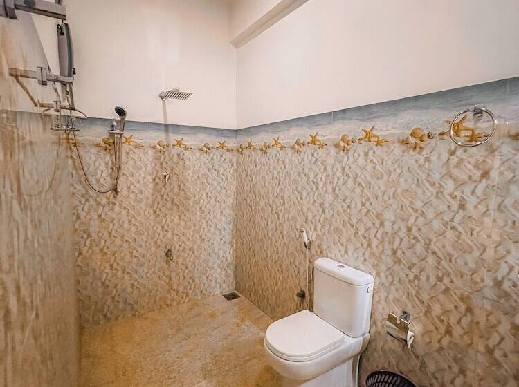 اتاق لوکس, Luaya Beach