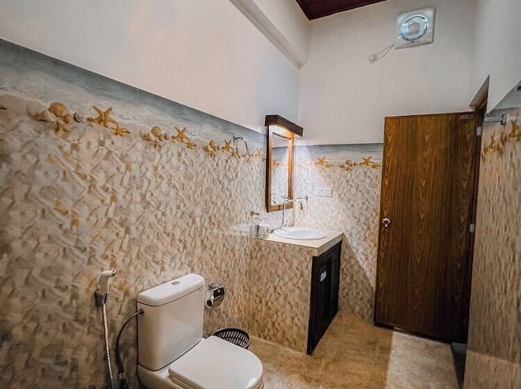 اتاق لوکس, Luaya Beach