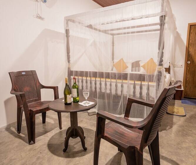 اتاق لوکس, Luaya Beach