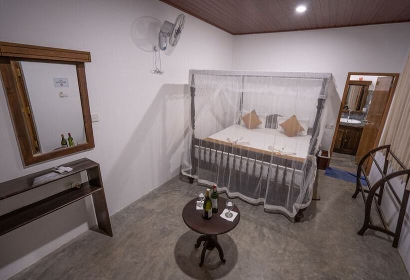 اتاق لوکس, Luaya Beach