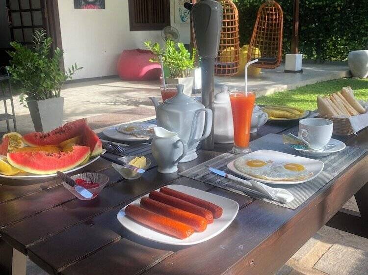 اتاق لوکس با چشم‌انداز باغ, Luaya Beach