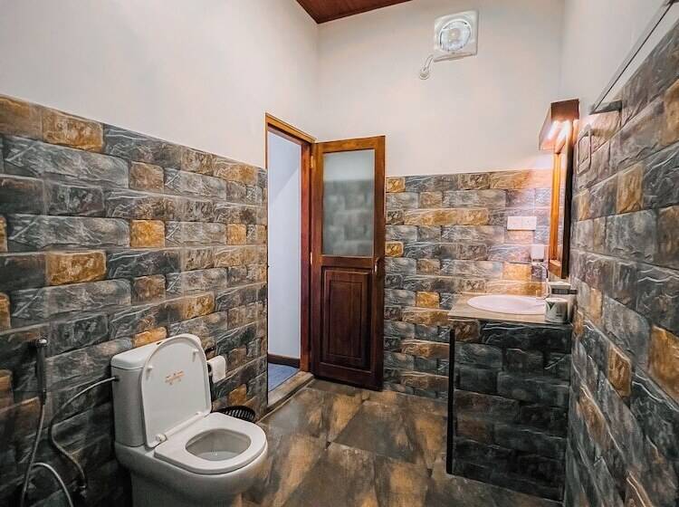 اتاق لوکس با چشم‌انداز باغ, Luaya Beach