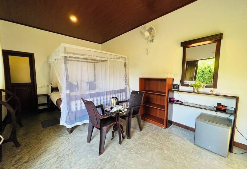 اتاق لوکس با چشم‌انداز باغ, Luaya Beach