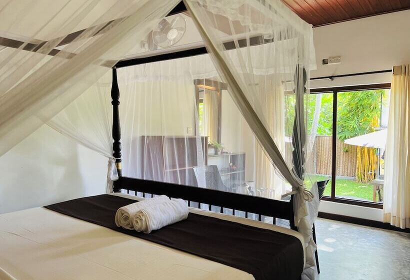 اتاق لوکس با چشم‌انداز باغ, Luaya Beach