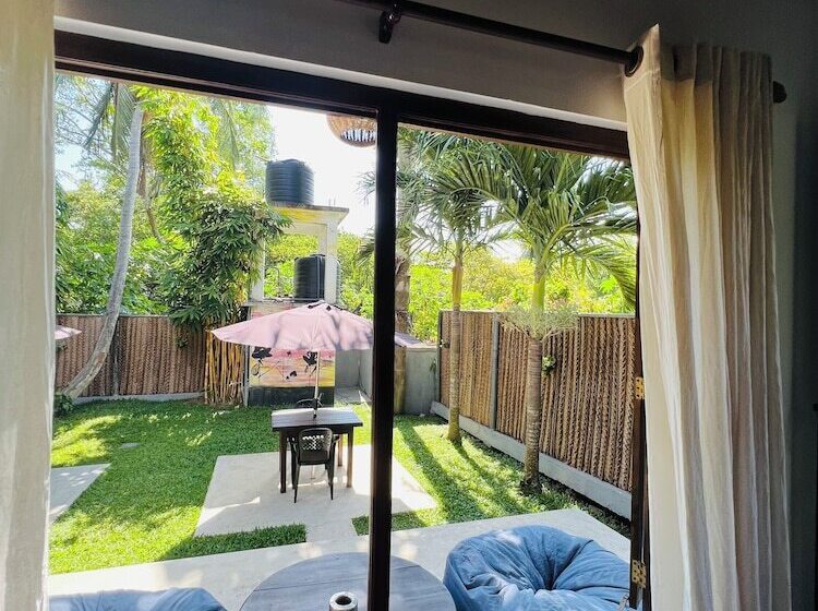 اتاق لوکس با چشم‌انداز باغ, Luaya Beach