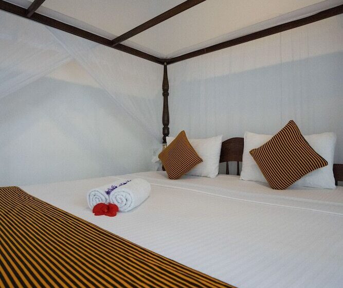 اتاق لوکس با چشم‌انداز باغ, Luaya Beach