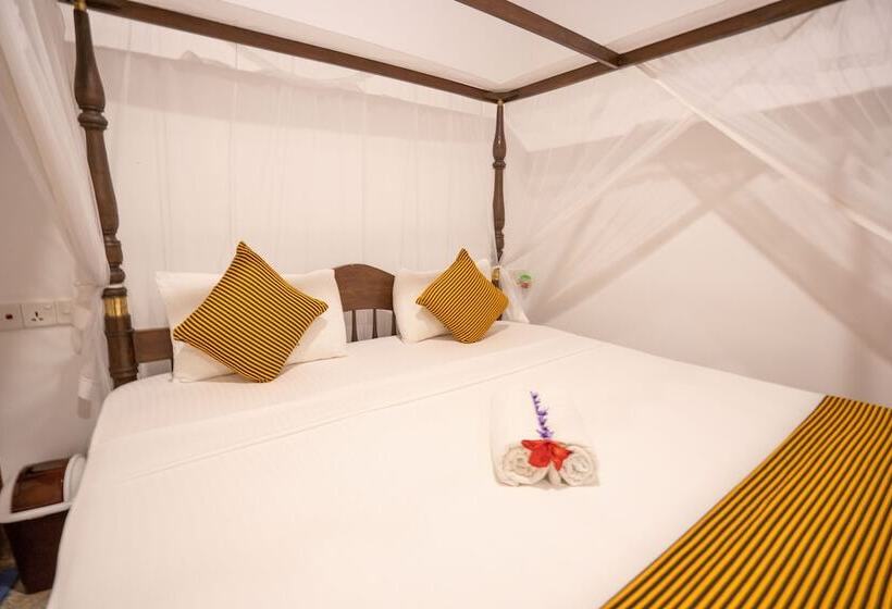 اتاق لوکس با چشم‌انداز باغ, Luaya Beach