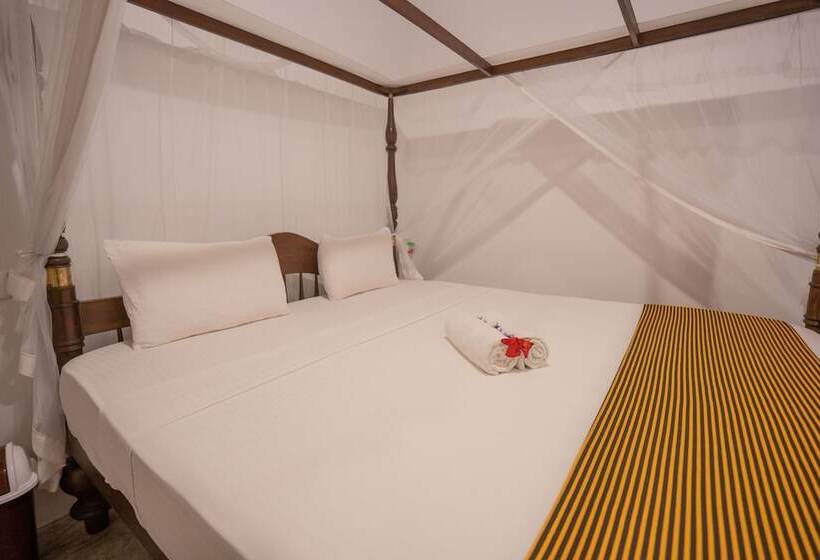 اتاق لوکس با چشم‌انداز باغ, Luaya Beach