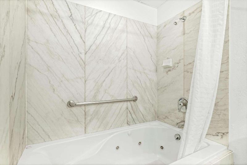 Deluxe Room King Size Bed