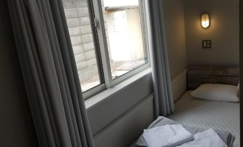 Cama em Quarto Compartilhado, Little Barrel