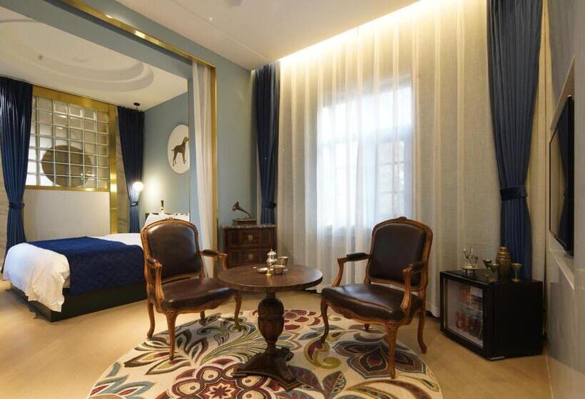 Люкс, Moon And Chalice Boutique