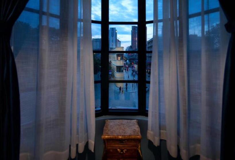 Люкс, Moon And Chalice Boutique