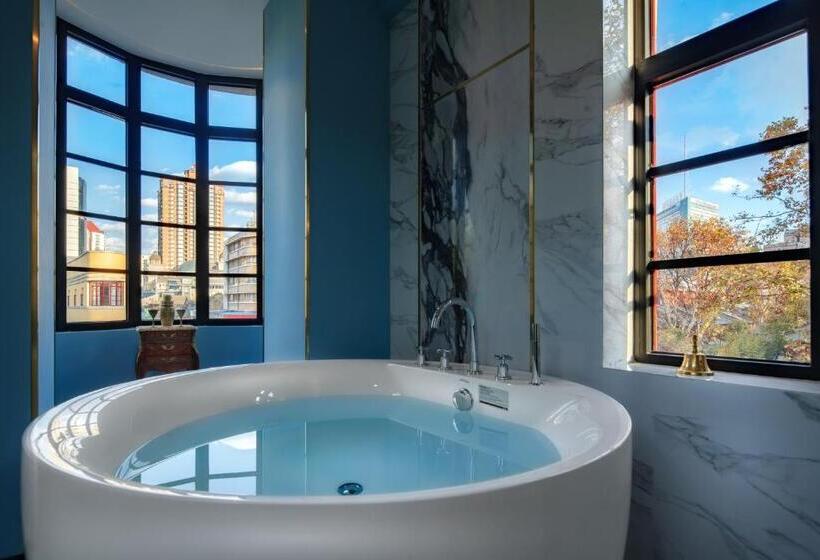 Люкс, Moon And Chalice Boutique