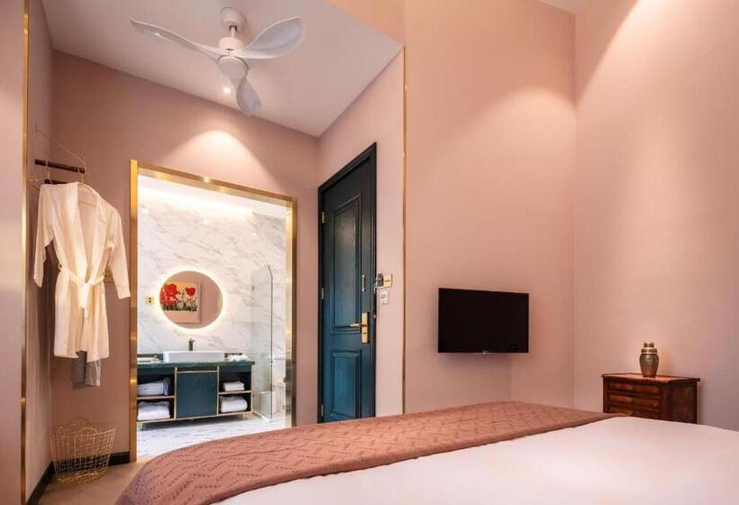 Номер Стандарт, Moon And Chalice Boutique