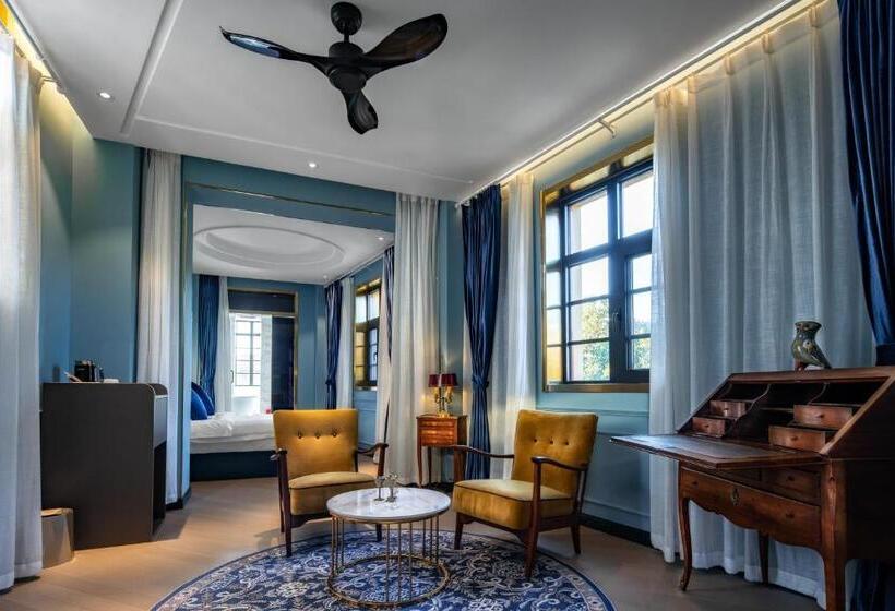 Президентский Люкс, Moon And Chalice Boutique