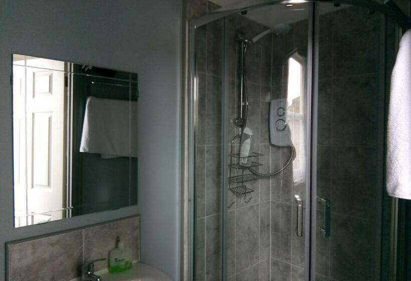 标准单人间, Rosslyn Court