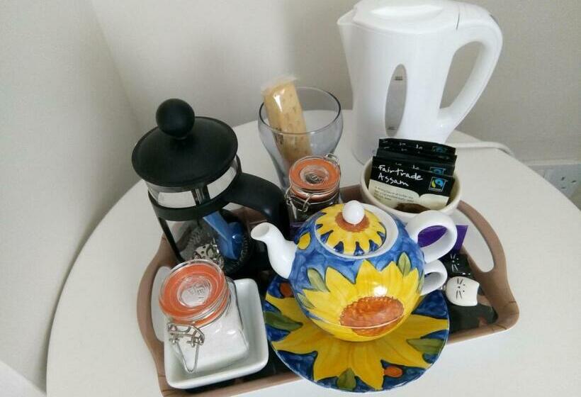 标准单人间, Rosslyn Court