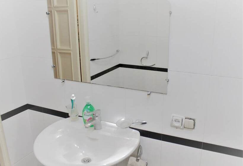 공동 객실, Happy Camper Hostel