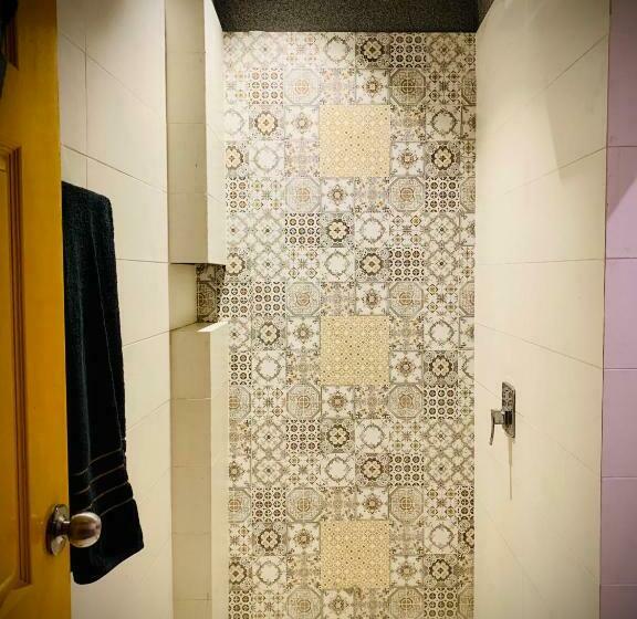 اتاق لوکس, 12th Avenue