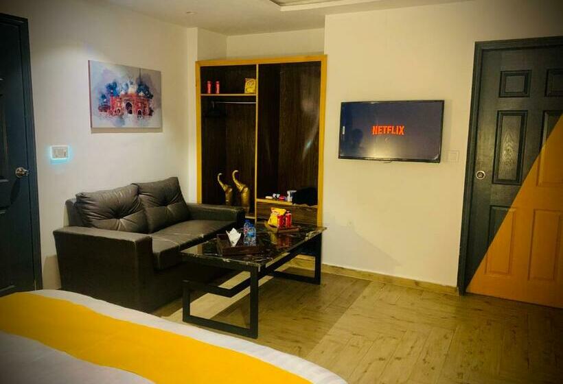 اتاق سوپریور, 12th Avenue