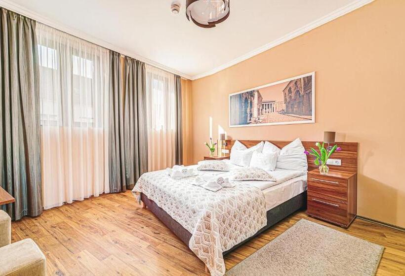 Номер Superior, Forum