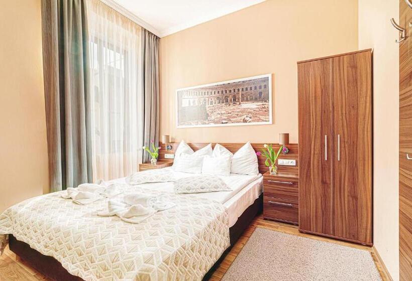 Номер Economy, Forum