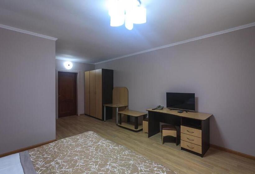 سوییت با چشمانداز کوه, Sunkar