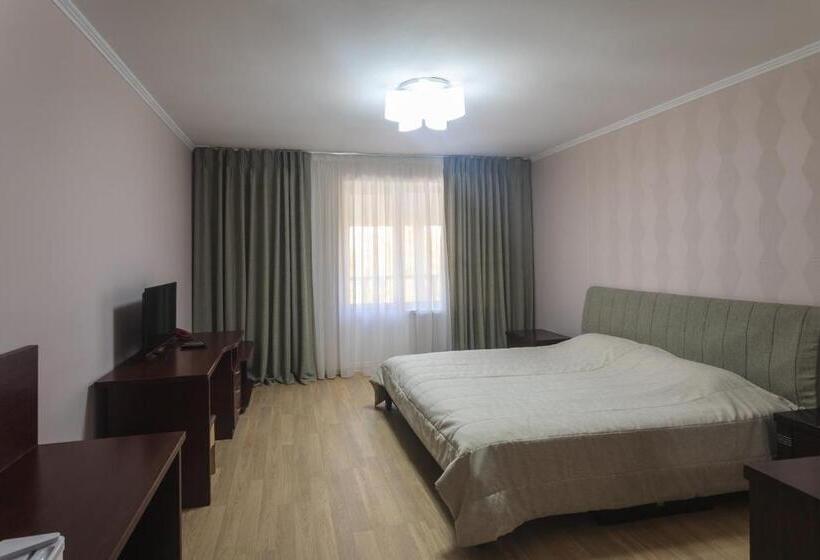 سوییت با چشمانداز کوه, Sunkar