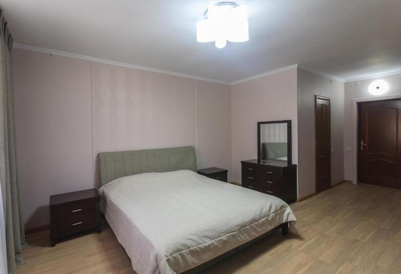 سوییت با چشمانداز کوه, Sunkar