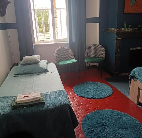 חדר משפחתי, Marie Claire La Grillade