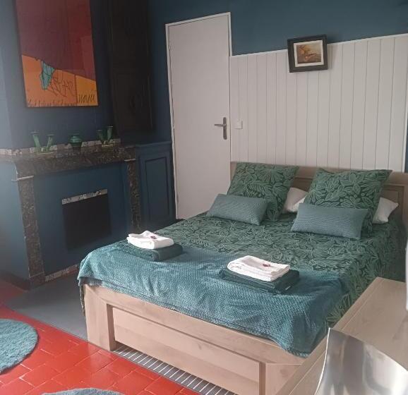 חדר משפחתי, Marie Claire La Grillade