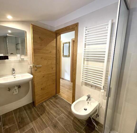 غرفة قياسية رباعية, Lago Della Creta